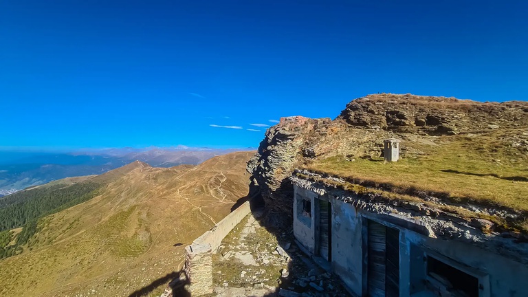 Bunker und Relikte auf dem Hornischegg Überreste eines Militärbunkers aus dem Ersten Weltkrieg auf dem Hornischegg mit Blick auf die Gipfe
