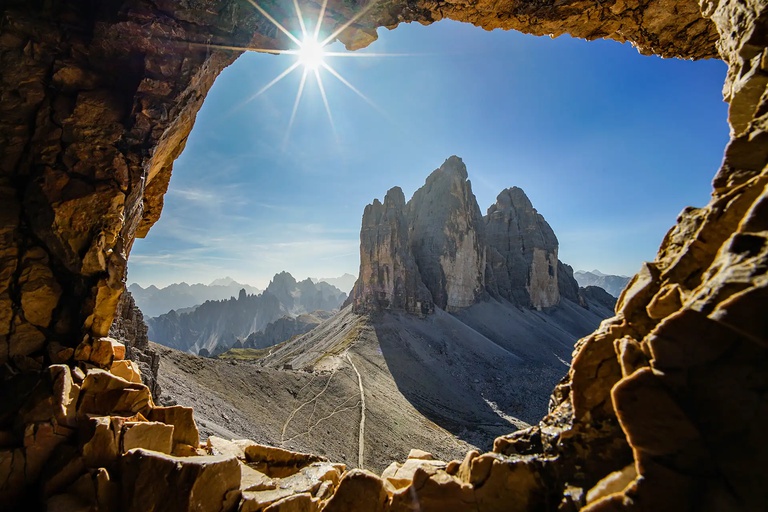 Drei Zinnen berühmte drei Gipfel in den Dolomiten an einem sonnigen Tag, Höhlenblick