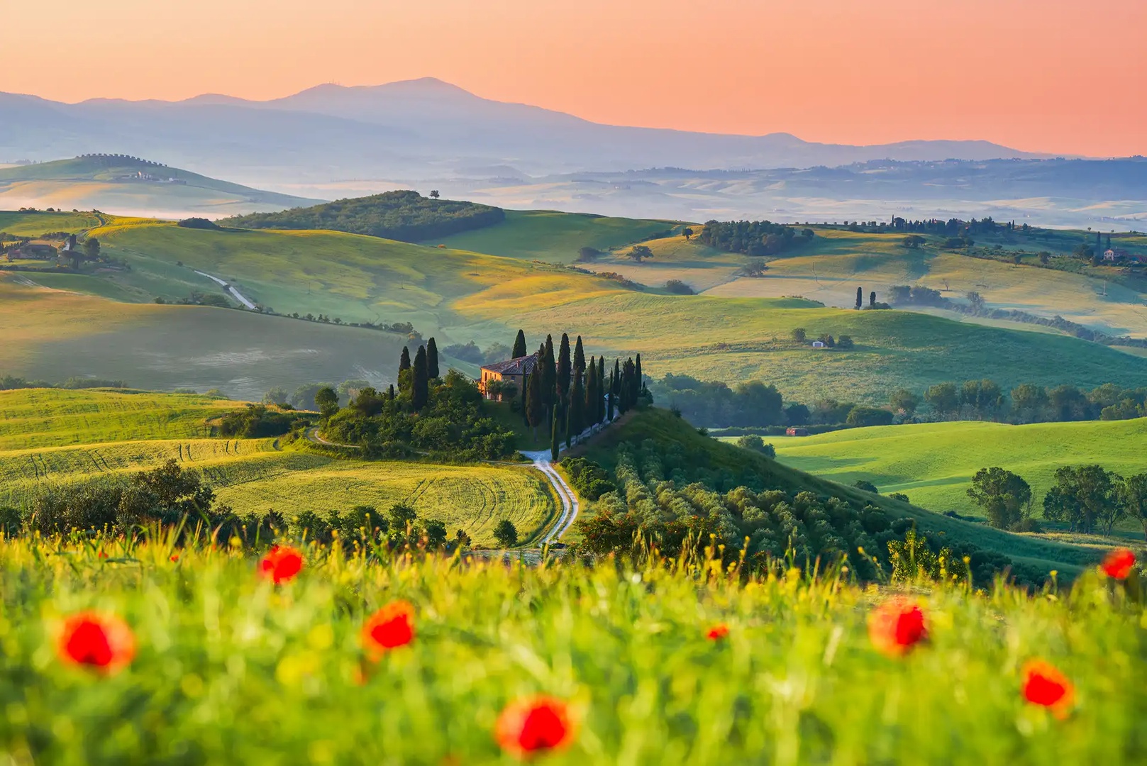 Val d'Orcia, Toskana. Landgut in San Quirico d'Orcia, wunderschöne toskanische Frühlingslandschaft in Italien.