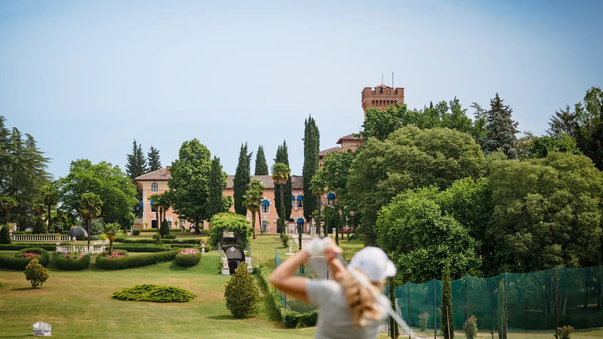 Golfplatz Castello di Spessa Eingebettet im Collio Goriziano, liegt der 18-Loch-Platz des Castello di Spessa Golf & Country Clubs inmitten einer lieblichen Hügellandschaft mit Weinbergen und Olivenhainen