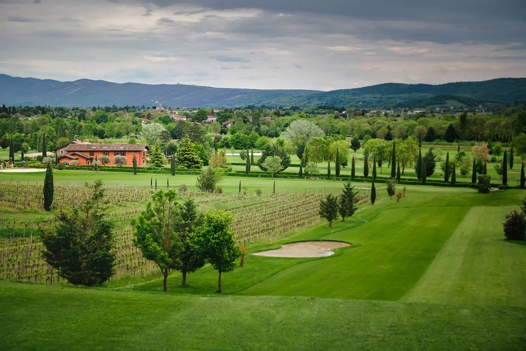 Natur pur 18-Loch-Platz des Castello di Spessa inmitten einer lieblichen Hügellandschaft mit Weinbergen und Olivenhainen