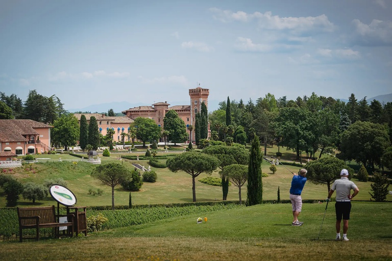 Abschlag mit Blick auf das Schloss Abschlag mit Blick auf das Schloss