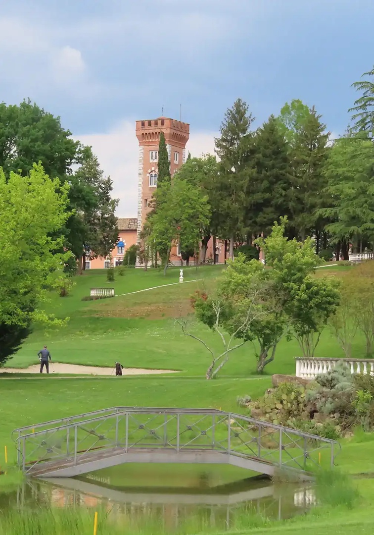 Die Driving Range mit Blick auf das Schloss Die Driving Range mit Blick auf das Schloss