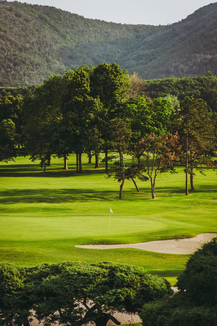 Golfplatzanlage Golfplatzanlage bei Sonnenschein mit Blick auf die Berglandschaft