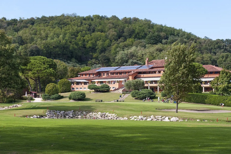 Clubhaus von außen Clubhaus von außen