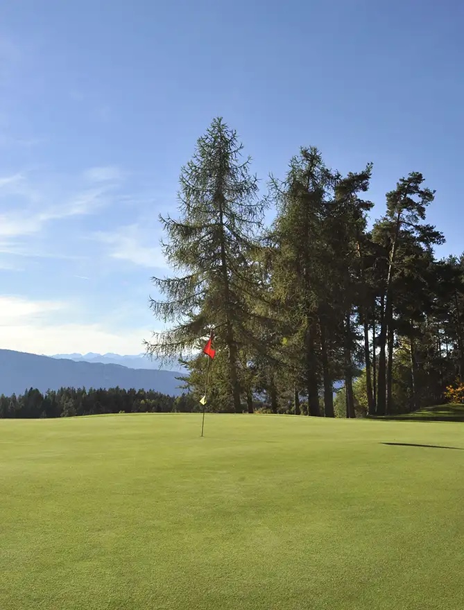 golfplatz-oktober-ausschnitt.webp Golfplatzanlage im Oktober bei Sonnenschein