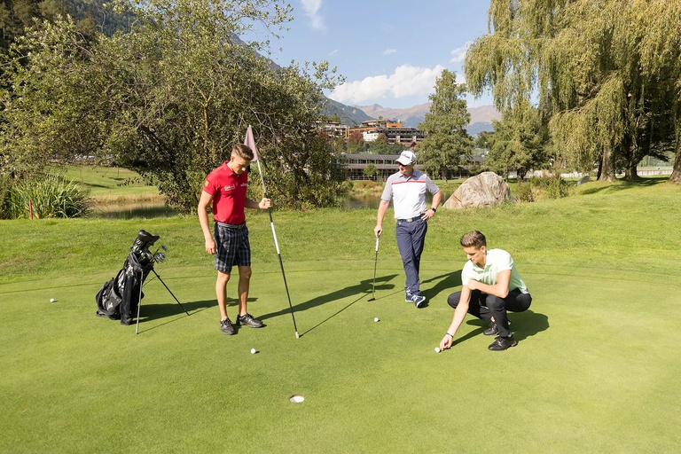 Golfurlaub unter Freunden Golfgruppe auf dem Green