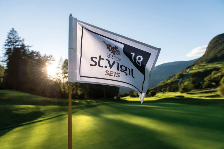 Golfclub St. Vigil Seis Golfplatz Golfclub St. Vigil Seis im Wind wehende Golffahne