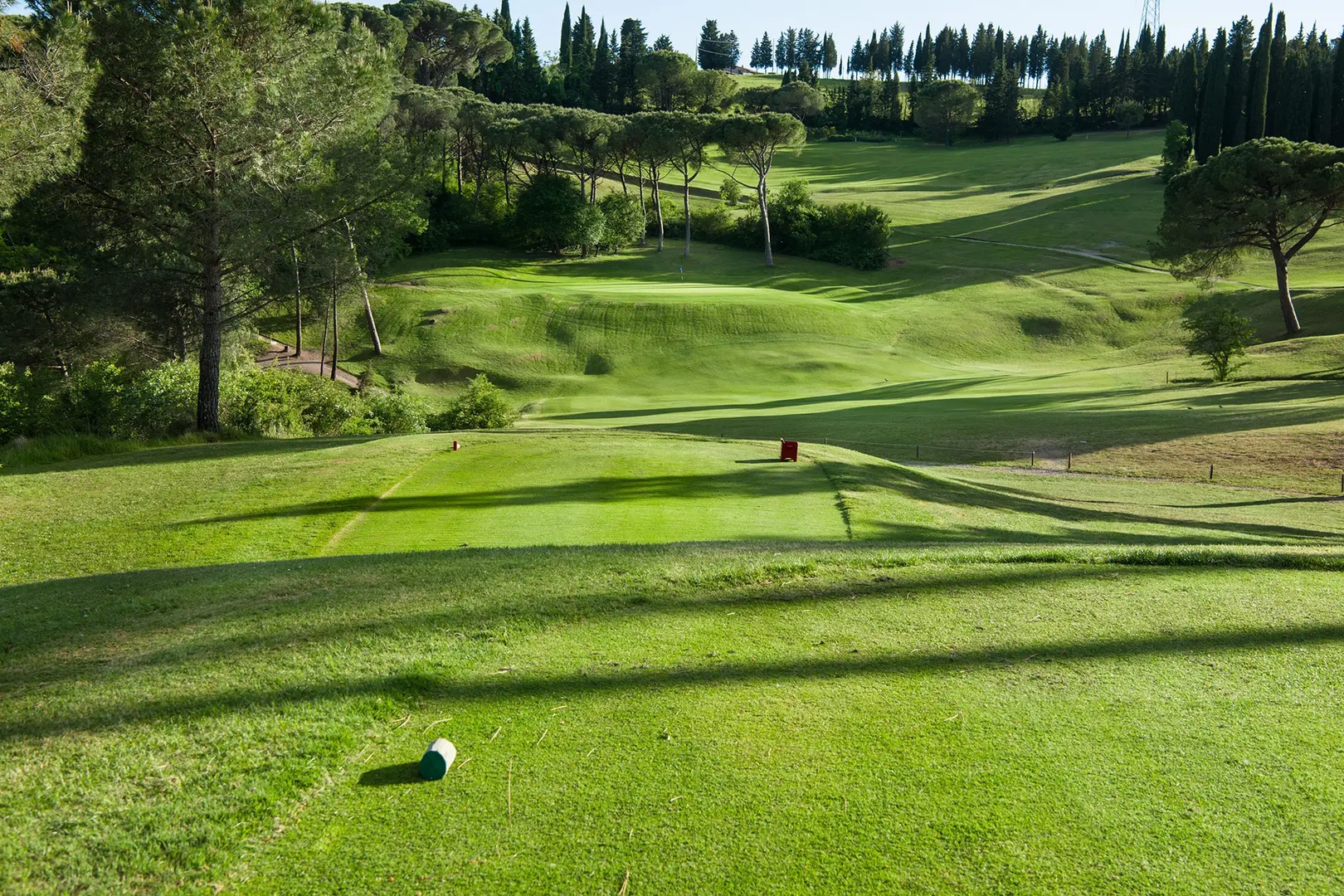 Golfplatz Ugolino Abschlagplatz mit Blick ins Grüne