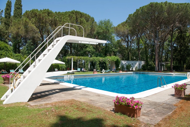 Pool mit Blick auf die Chianti-Landschaft Nur wenige Schritte vom Clubhaus entfernt befindet sich ein eleganter Swimmingpool