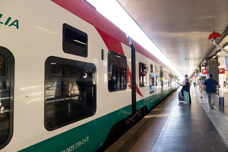 Zug in Italien Zug an einem Bahnhof in Italien