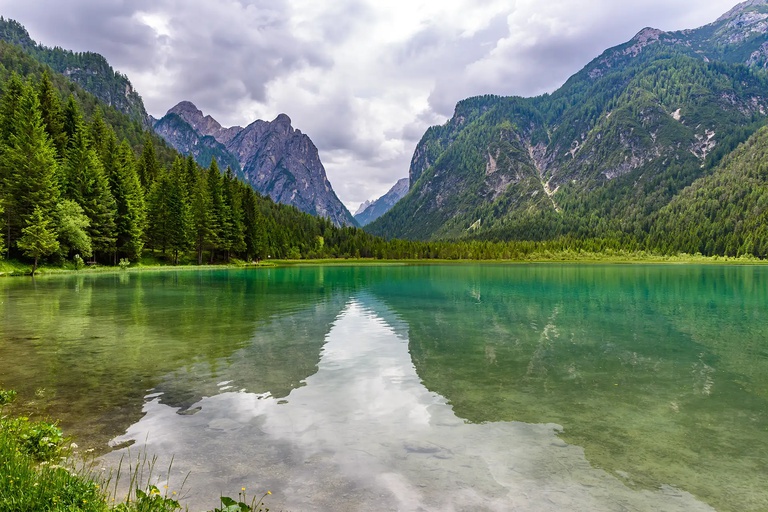 Lago di Dobbiaco Toblacher See (Toblacher See, Dobbiaco Lake) in Dolomiten, Südtirol, Italien