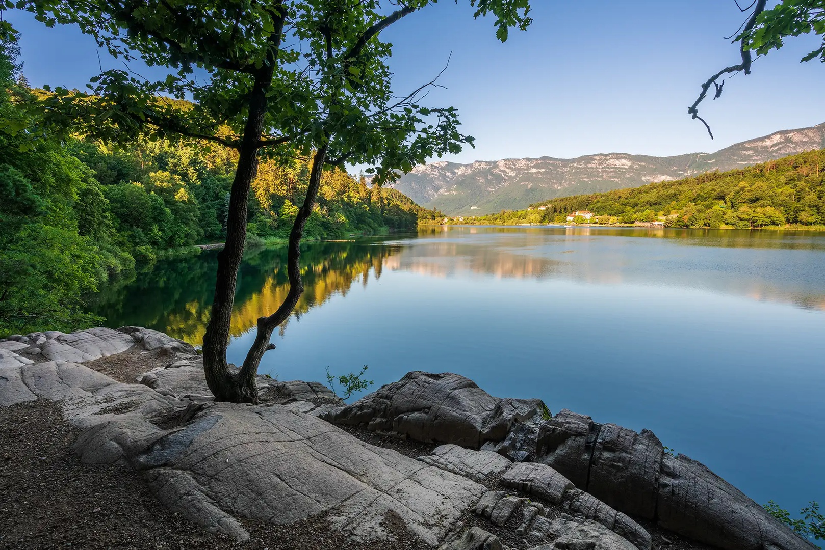 Blick auf den wunderschönen Montigglersee am Morgen in der Gemeinde Eppan im italienischen Südtirol.