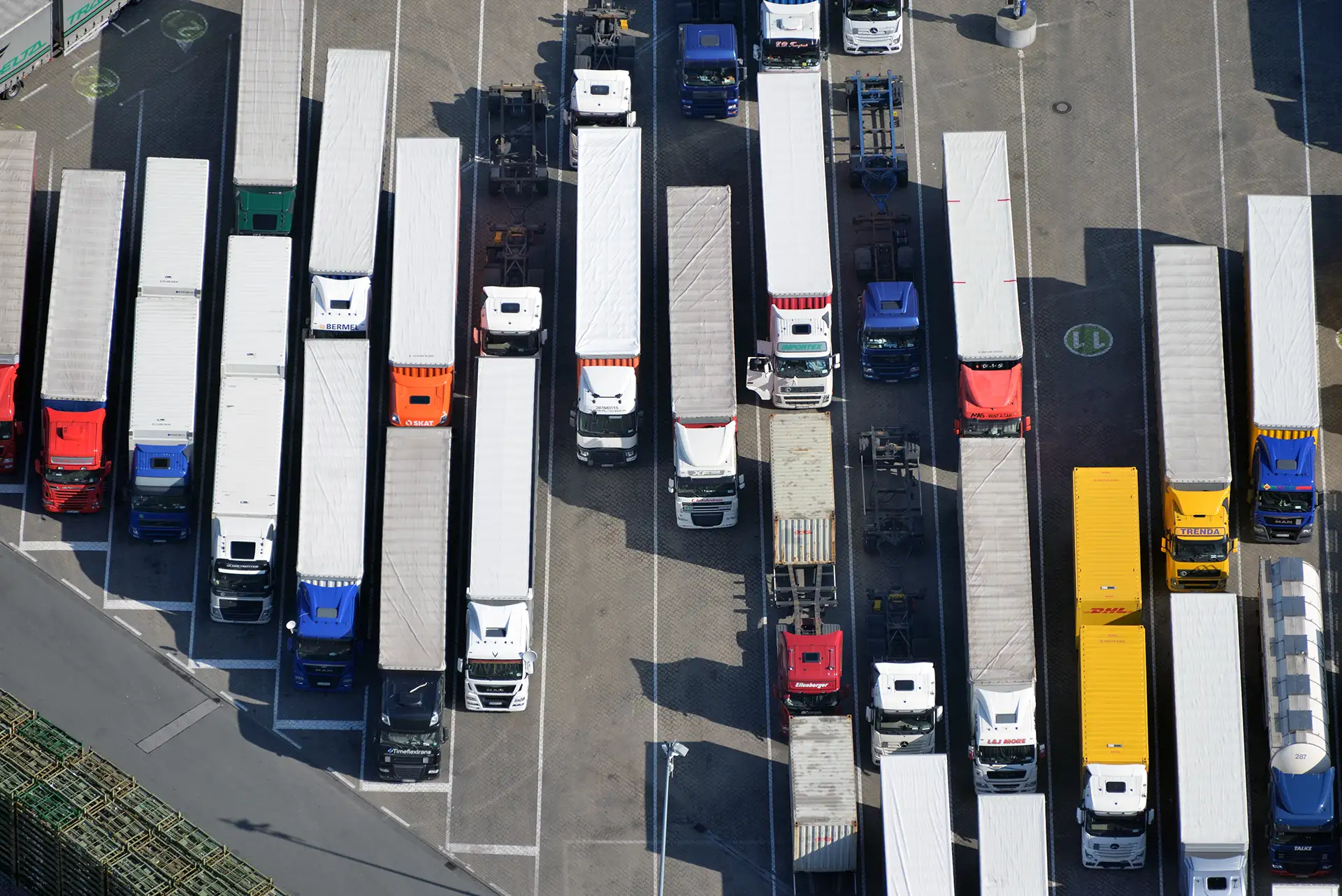 Vogelperspektive LKW Parkplatz an einem Fahrverbotstag