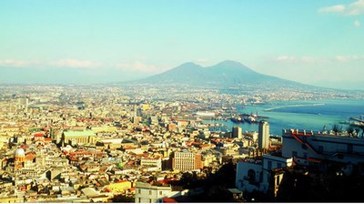 Blick von oben auf die Stadt Neapel in Italien