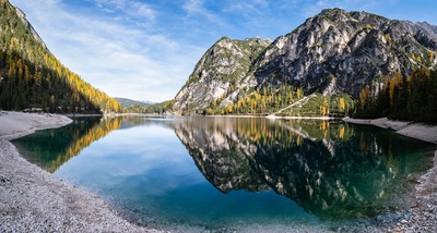 Blick auf den Pragser Wildsee an einem sonigen Herbsttag