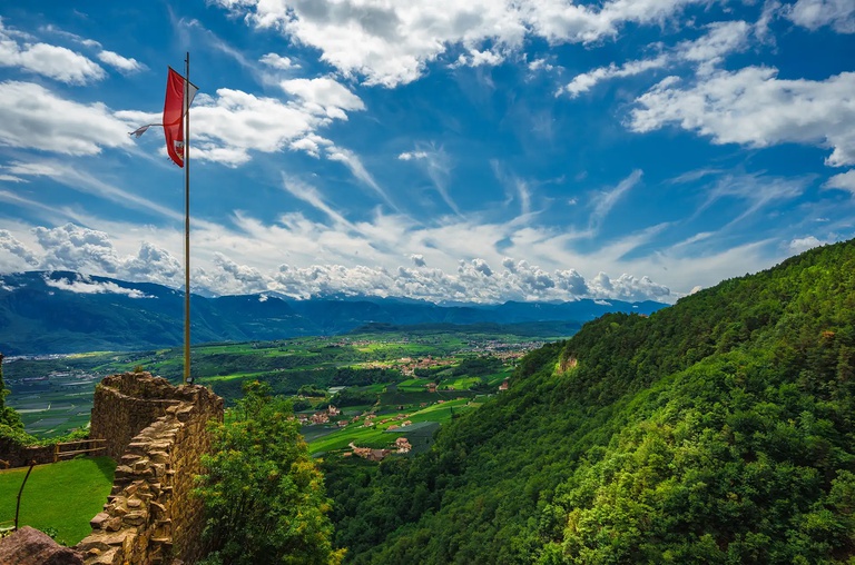 Aussicht über Bozen in Südtirol von Burg Hocheppan