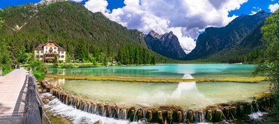 Die schönsten und landschaftlich reizvollsten Seen Norditaliens. Der Toblacher See im Pustertal, Südtirol. Trentino-Südtirol