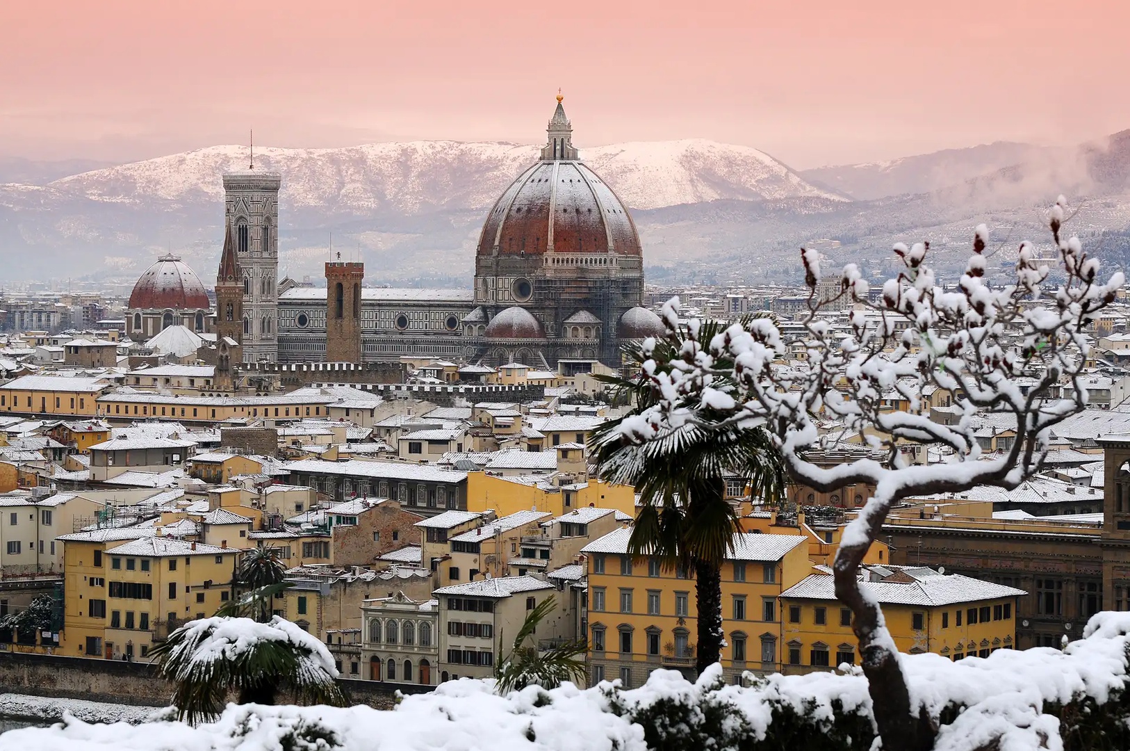 Wunderschöne winterliche Stadtansicht von Florenz mit der Kathedrale Santa Maria del Fiore im Hintergrund, vom Piazzale Michelangelo aus gesehen. Italien.